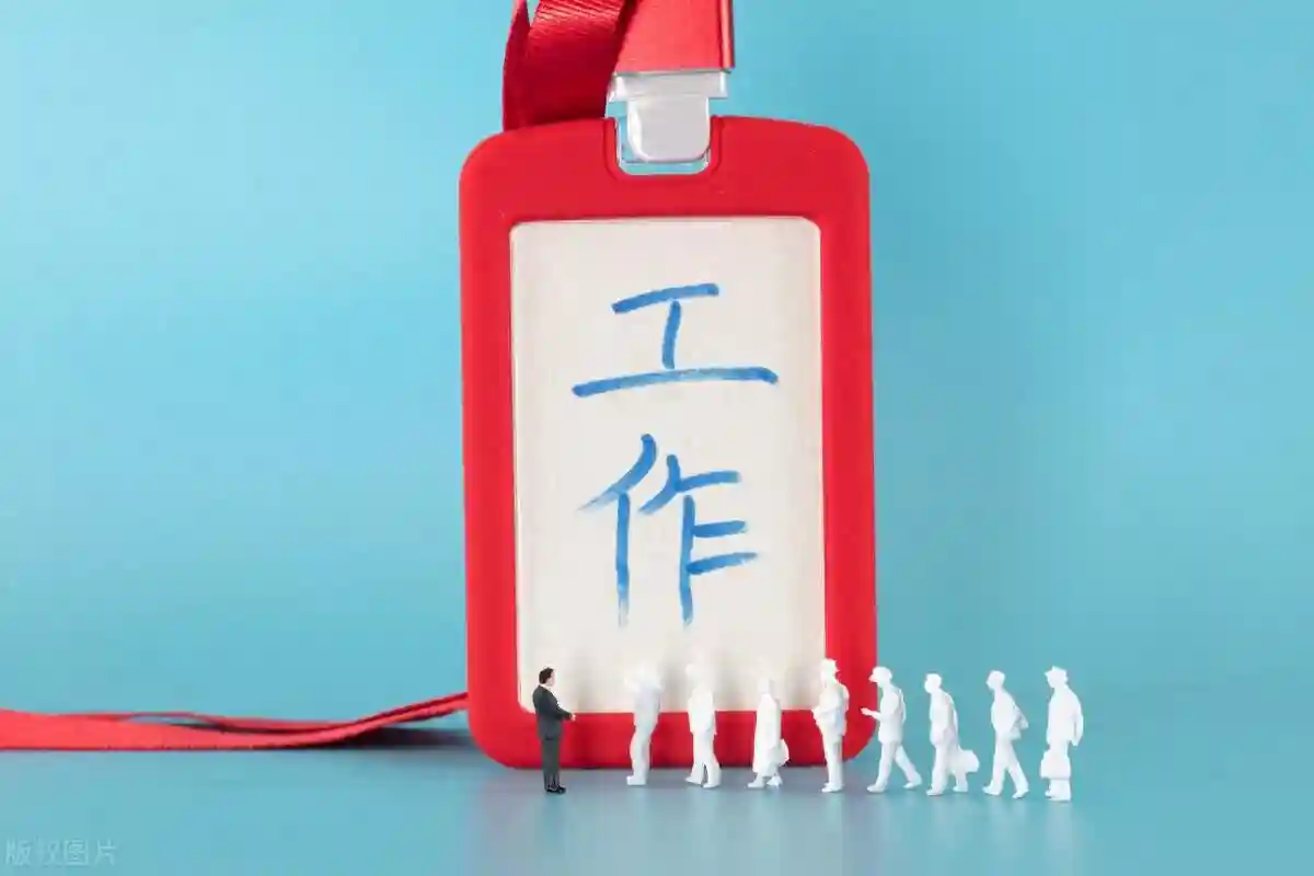 停工待岗期间的社保费用和住房公积金是单位承担还是个人承担？