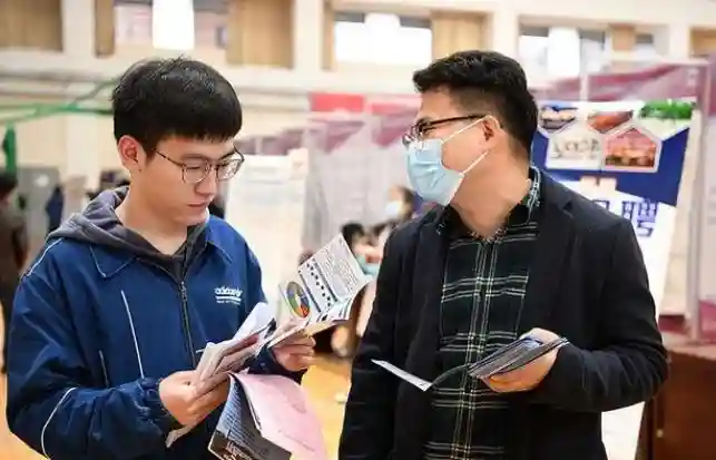 读完本科连含公积金的工作也找不到，男生撕掉学位证，反被嘲讽